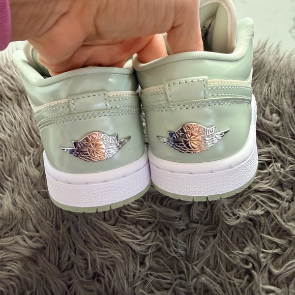 Air Jordan 1 Low SE - Picture 7 of 9